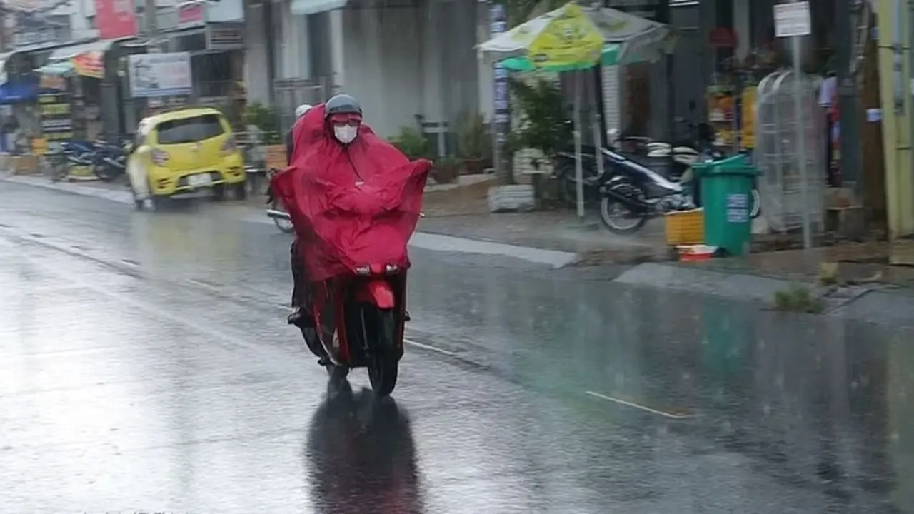 هانوي تشهد أمطاراً متفرقة قبل انخفاض الغطاء السحابي وصفاء السماء بعد الظهر